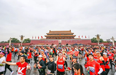 2019北京馬拉松雨中奔跑，艾比森一路相隨，全程護航